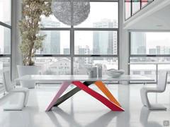 Venere s-shaped upholstered chair by Bonaldo - the white upholstery reflects the tone of the table top