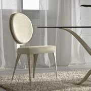 Miss' classy lines. Iron structure which recalls the shape of traditional medaillon chairs