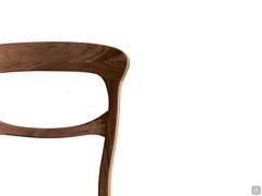 Detail of the workmanship of the natural walnut solid wood backrest