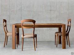 Chair Komaki ideal in a living room with matching wooden table