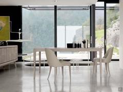 Eiko chair combined with the Daiki table from the same collection