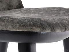 Detail of the padded chair in Oliver Unito velvet and structure in black ash