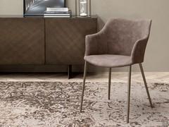 Agata in the armchair version is enhanced by its high, upholstered armrests 