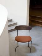 Keel chair with wooden backrest and seat entirely upholstered in brick-coloured leather