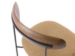 Detail of the curvature of the solid wood backrest that accommodates and supports the back perfectly