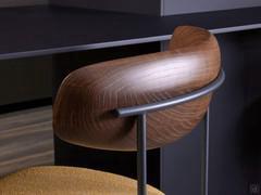 Detail of the curved solid wood backrest that underlines the extreme elegance and quality of the Keel chair