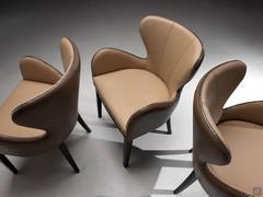 Brixia chair with armrests in a retro-style, enveloping design