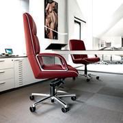 Office armchair with upholstered arms Kiruna in the executive model, complete with swing mechanism