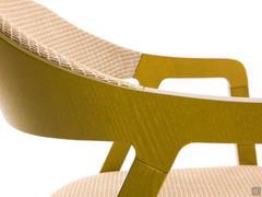 Detail of the curvature of the backrest which follows the armrests in a single section