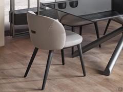 Observing the lines of the backrest and seat reveals the comfortable position, enveloping on the upper part and soft on the lower part