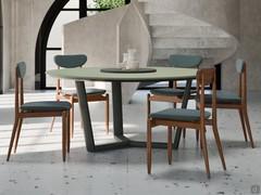 Set of Victoria chairs around a round dining table. Other than the leather cover these chairs can also be chosen in fabric or velvet.