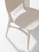 Focus on the beech wood seat which perfectly matches the structure on the Chloe chair