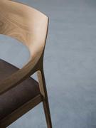 Detail of the curvature of the backrest and tapered profiles at the edges that soften the solid lines