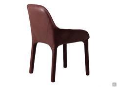 Belting leather chair with low armrests, here proposed with matching stitches but also available in a contrasting tone.