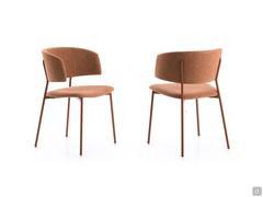 Darcey chair with curved backrest in the lounge version with arms and metal tube structure