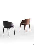 Velis in the lounge armchair version with wooden backrest