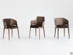 The three Velis armchair models are also available with a Vienna straw backrest. The straw can be natural or, as in the photo, coloured to match the wooden frame