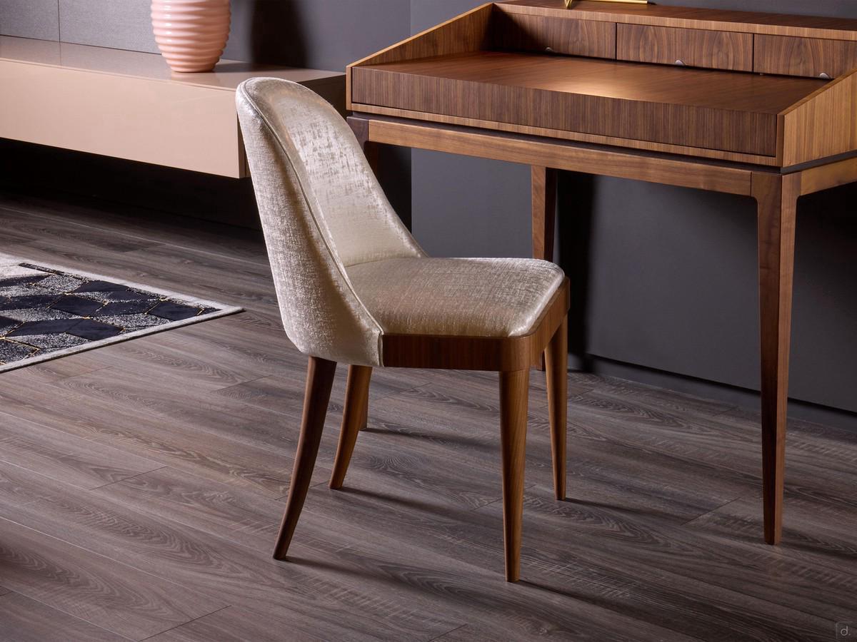 Eiko chair with solid canaletto walnut legs