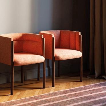 Domizia squared armchair with solid wood legs