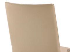 Detail of the 95 cm high upholstered backrest that perfectly accommodates the back for optimal seating comfort