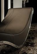 Leather upholstered chaise longue