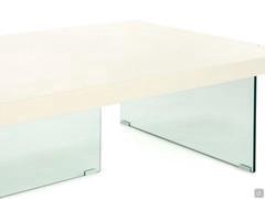 Detail of the matt lacquered top in finish  RAL 1013 Pearl White, glass legs