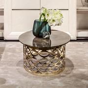 Coffee table in front of sofa Isidoro with marble top and golden base