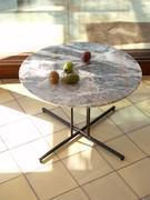 Graphic round coffee table with Fior di Pesco Carnico marble top