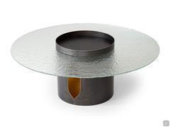 Bullet coffee table in the Big version, ideal for sofa-front positioning, with hammered glass top and two-tone frame in delabré v3 and gold YY217E