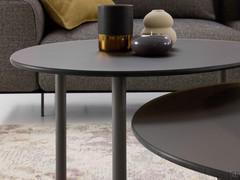 Focus on the structure of the shaped coffee table Tobi, made from painted metal in the colour Moka Shine