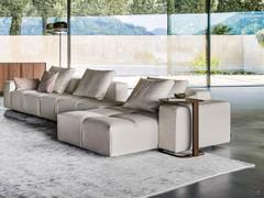 Paddle In sofa side configuration, it gently blends with the silhouette of the sofa