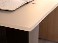 Detail of the rectangular top with rounded edges, one of the many shapes available for the Musa desk