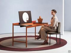 Horus desk equipped with an optional internal mirror, transforming it into a make-up station