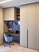 The study area makes the most of the available space: the desk is topped by a 61.2 cm deep Wide wall unit (like the cupboard) and the back is equipped with numerous wooden shelves to match the back - customer photo