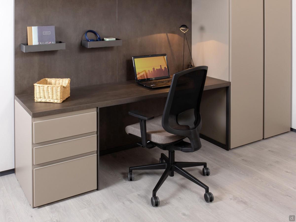 Wide modern desk with drawers with old copper veneer top, jute matt lacquered drawers and mocha shine lacquered metal frame