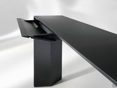 The shaped drawers of the console table Cabo, here lacquered matte black