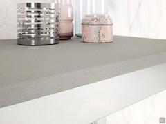 Detail of the 2 cm thick top in grey Beton eco-mortar resin