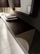 Detail of the slightly rounded top edges to promote ergonomics and practicality of use in daily life.