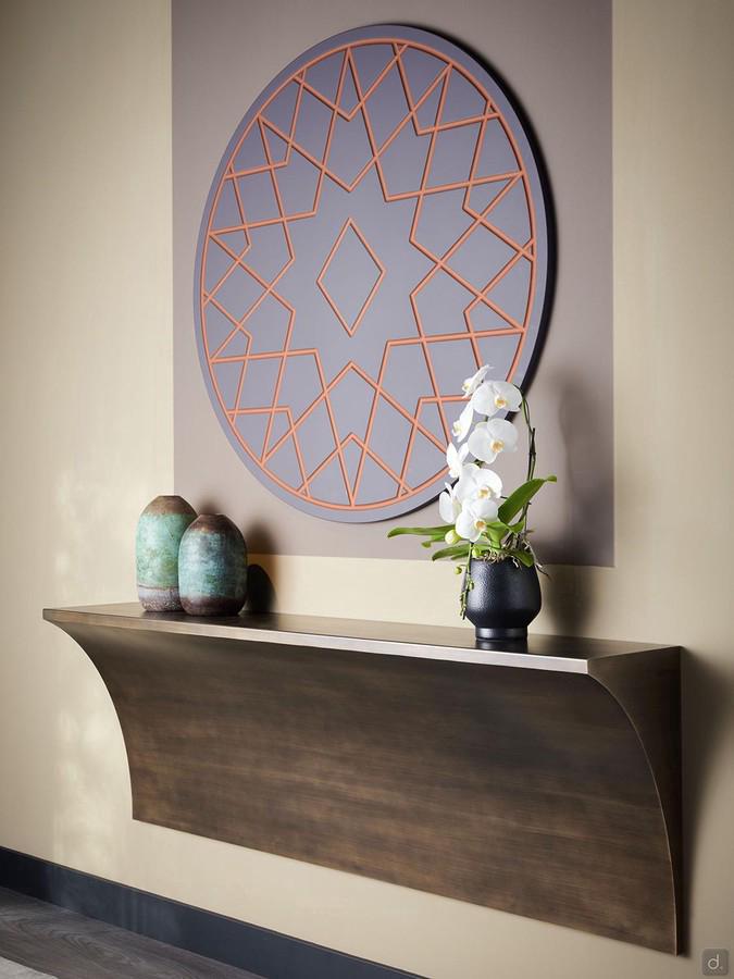 Curved iron wall console table Tropea by Cantori with its essential and monolithic design.