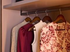 Detail of shelf and hanging rod, standard equipment of the Boutique Player sliding wardrobe