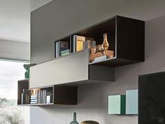 Fly wall unit in lacquer delicately framed by Cube shelves in wood essence