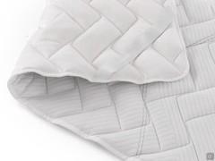 Topper Upholstered and quilted that hooks over the mattress to increase its coziness