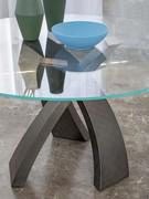 Detail of the clear glass table top Eliseo, also available in porcelain stoneware or wood