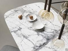 Veining and colour contrasts characterise the marble top