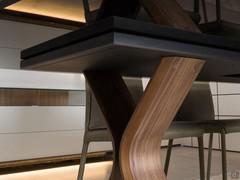 Details of the wooden structure of the table Still and of the robust metal support platform, capable of supporting heavy, large table tops 