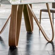 Butterfly table in the square model with slightly shaped edge in white extra-clear tempered glass and canaletto walnut base - a detail 