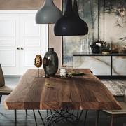 Detail of the Canaletto Walnut wooden top with the irregular solid wood edges