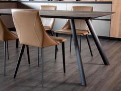 Detail of the metal frame of the dining table Jason, composed of 4 legs with customizable finish