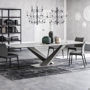 Stratos dining table with Keramik shaped top