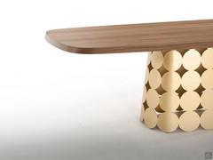 40mm-thick, solid-wood table top with central base made from matt gold lacquered metal